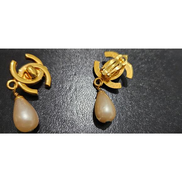 Chanel Classic CC Turnlock and Pearl Drop Earrings 24K Gold Plated - Picture 4 of 7